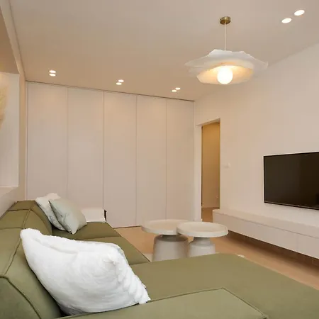 Bright Design - Ac & Close To Centre *