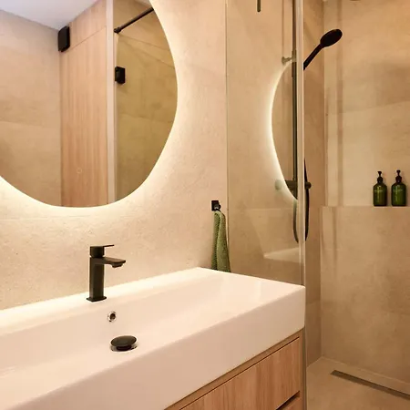Bright Design - Ac & Close To Centre Lejlighed *